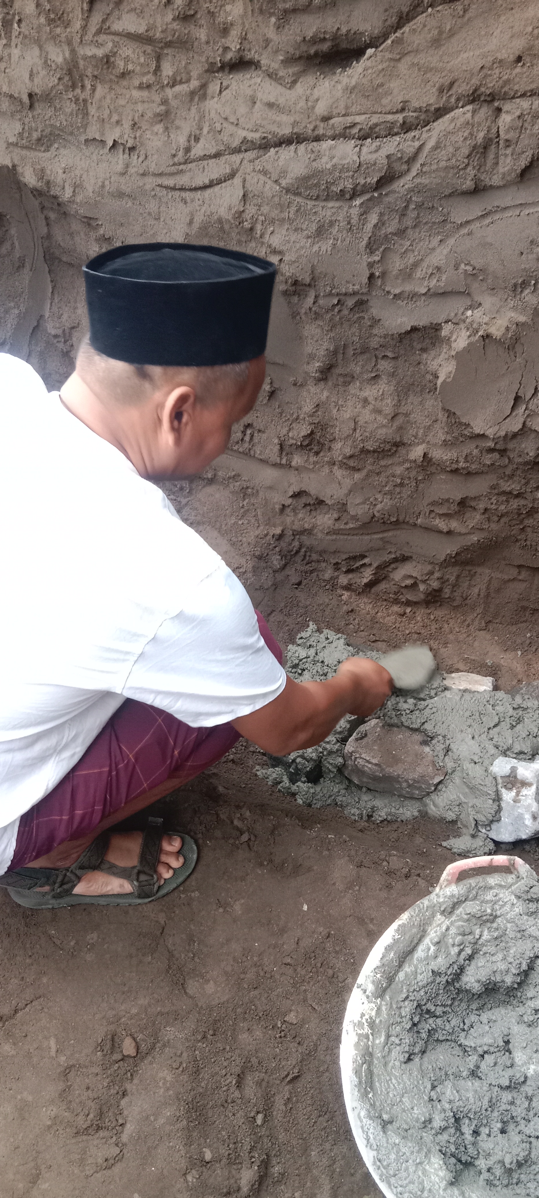 Peletakan batu pertama oleh pemimpin acara