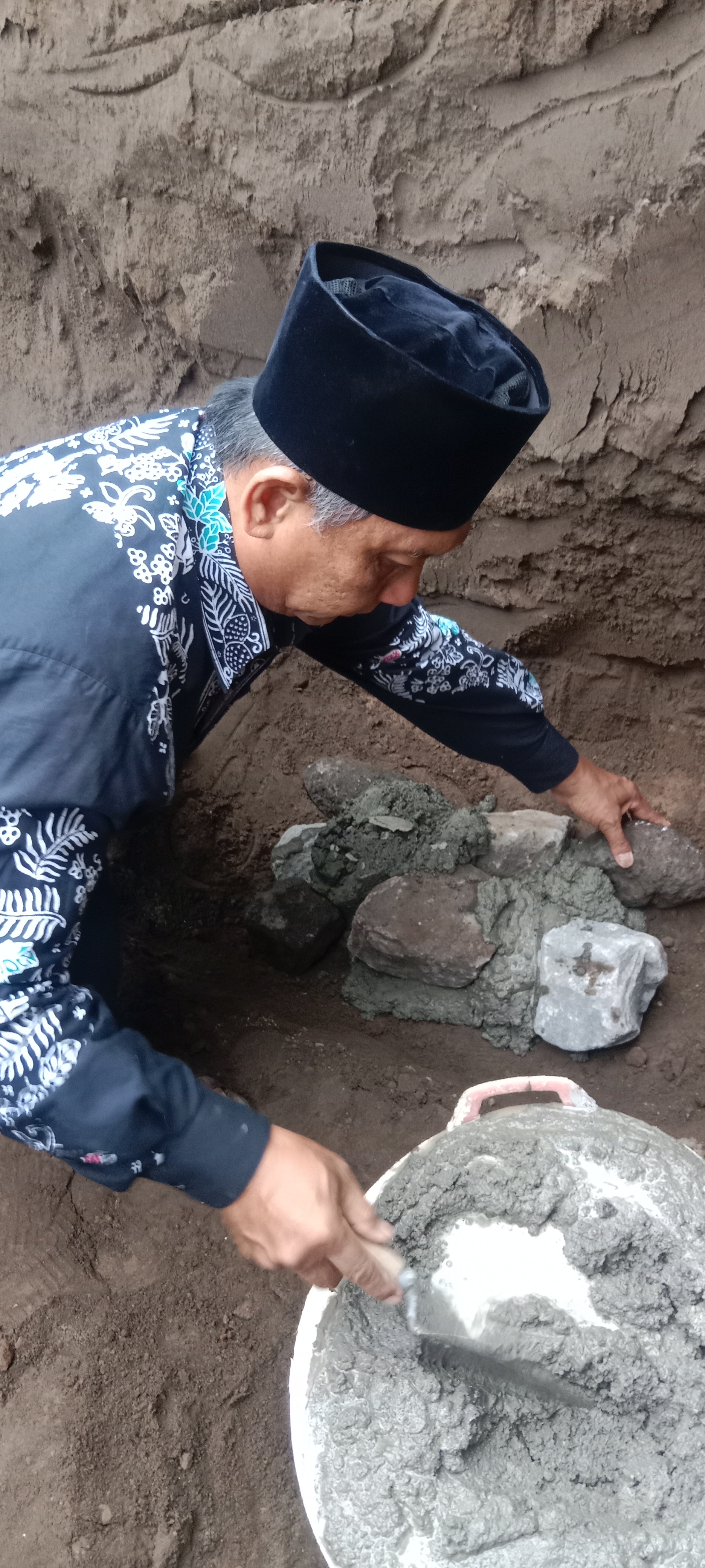 Tokoh masyarakat melakukan peletakan batu