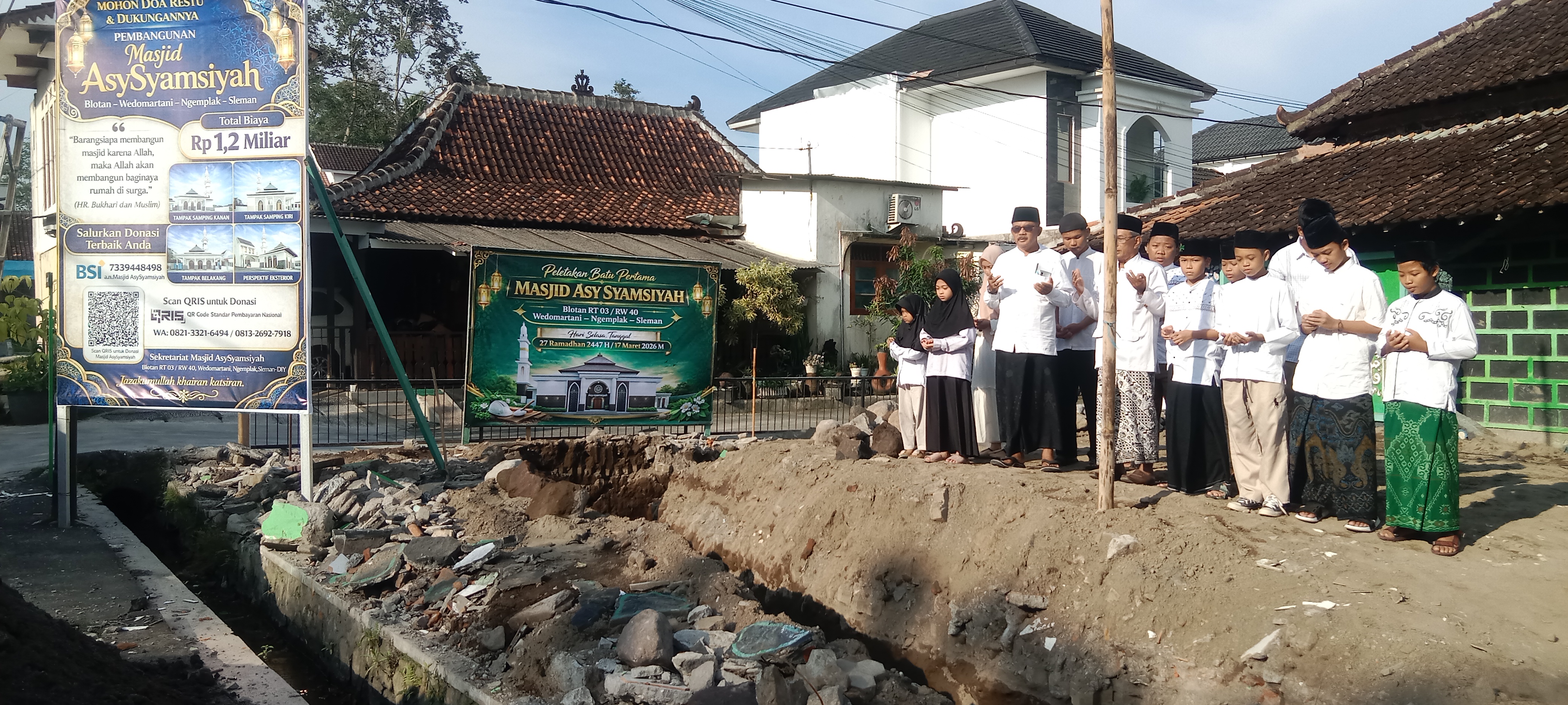 Peletakan Batu Pertama Masjid Asysyamsiyah oleh Kepala Desa Wedomartani